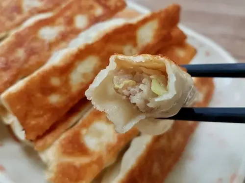 張記鍋貼牛肉麵的鍋貼最受歡迎,麵皮底部酥脆、內餡鮮香。(圖/邱俊智提供) ▲張記鍋貼牛肉麵的鍋貼最受歡迎,麵皮底部酥脆、內餡鮮香。(圖/邱俊智提供)