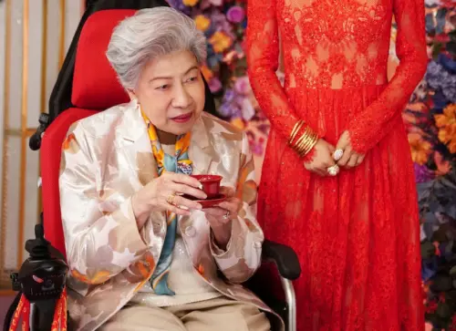 ▲ 89歲羅蘭曾多次演出《古惑仔》系列電影中陳浩南外婆，她在新片《飯戲攻心2》片場專業讀劇本畫面曝光後，敬業態度被讚網友讚爆。（圖／《飯戲攻心2》劇照）