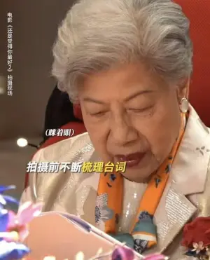 ▲ 羅蘭在拍攝《飯戲攻心2》片場詳讀劇本。(圖/翻攝自《飯戲攻心2》花絮) ▲ 羅蘭在拍攝《飯戲攻心2》片場詳讀劇本。(圖/翻攝自《飯戲攻心2》花絮)