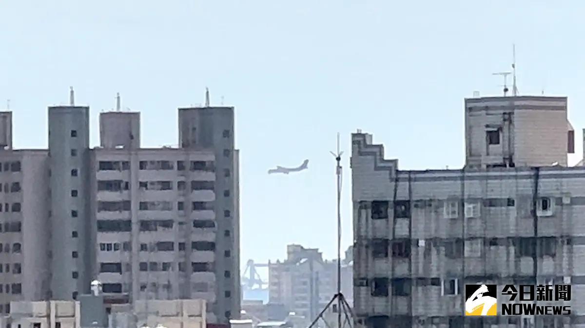▲華信航空今(20)日一架ATR72-600飛機編號B-16861，執行AE335高雄飛往澎湖航班，於高雄外海盤旋卸油後，11時15分左右成功降落高雄小港機場。(圖／記者郭俊暉攝,2024.02.20)