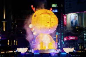 新竹燈會的主燈為「福氣龍好」,是拿著一串貢丸的超萌龍。(圖/取自新竹市政府官網) ▲新竹燈會的主燈為「福氣龍好」,是拿著一串貢丸的超萌龍。(圖/取自新竹市政府官網)