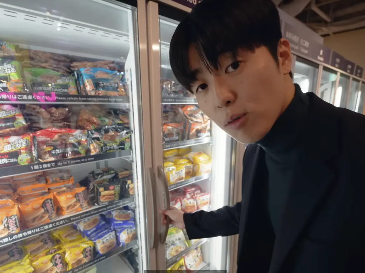 ▲Tommy近日開箱全日本唯一一間「微波食品吃到飽食堂」，並曝光裡頭花費及用餐規定。（圖／翻攝自YT「TommyTommy Japan」）