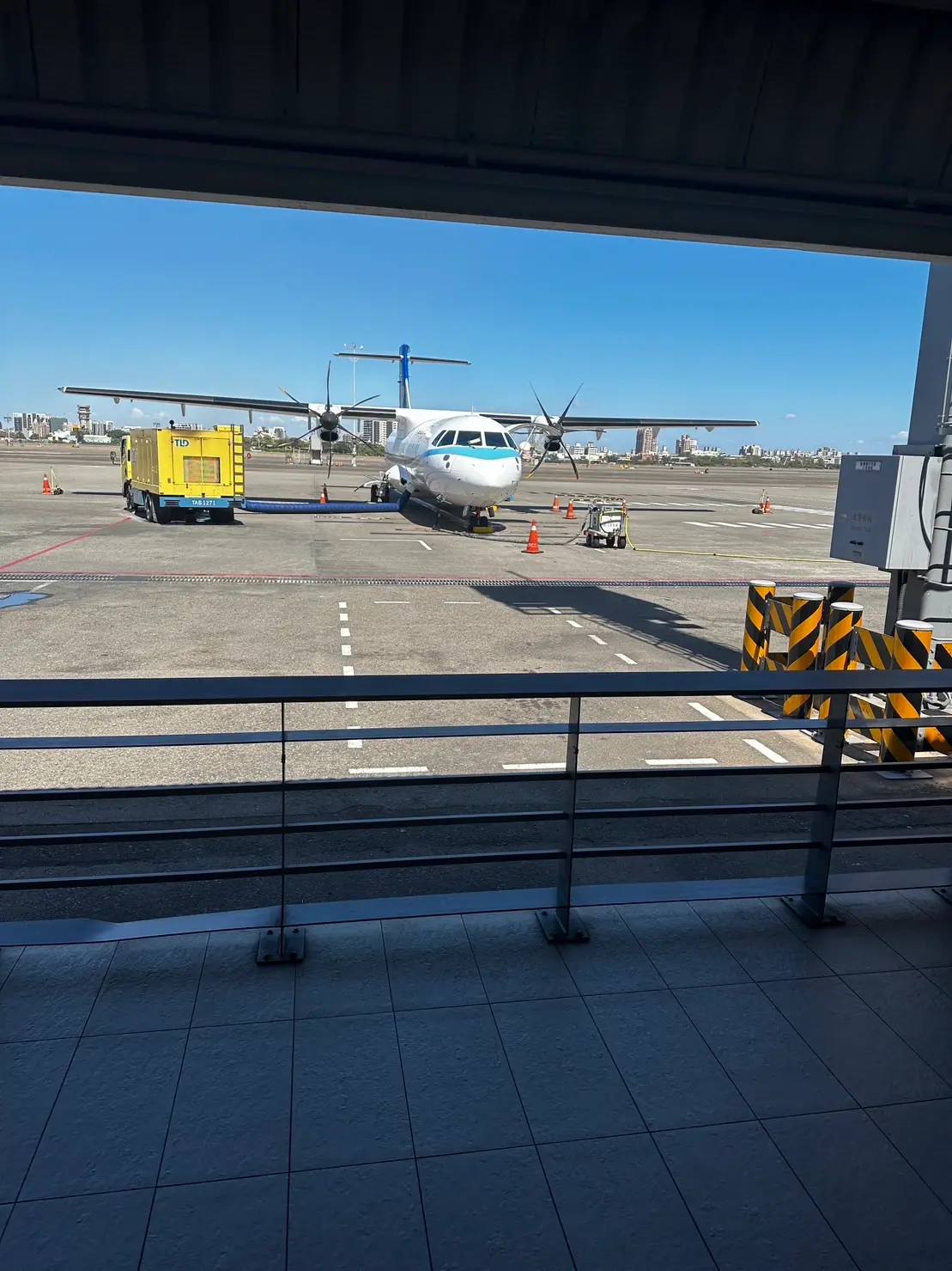 ▲受午後大雷雨影響，高雄小港國際機場下午3時13分宣布暫停地面作業，直到下午4時許恢復，有12架次班機延誤受影響。(圖／NowNew資料照片)