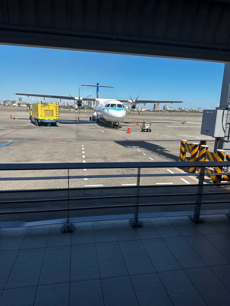 ▲受午後大雷雨影響，高雄小港國際機場下午3時13分宣布暫停地面作業，直到下午4時許恢復，有12架次班機延誤受影響。(圖／NowNew資料照片)