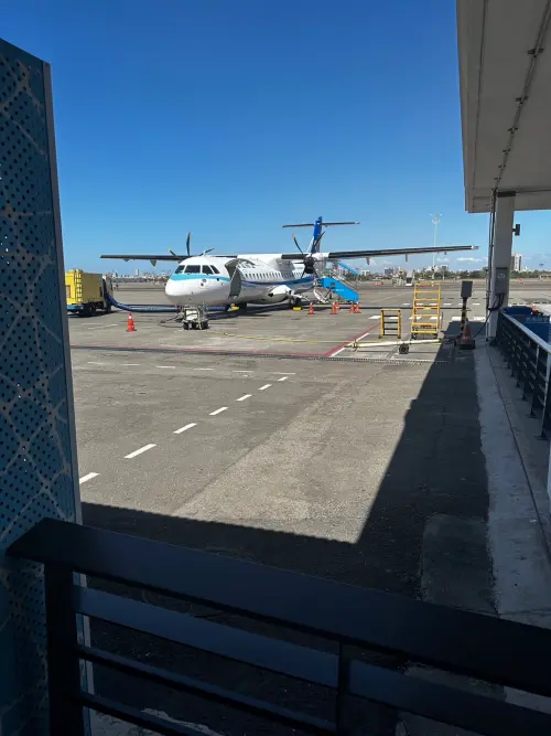 ▲華信航空公司稍早也證實，今天上午一架ATR72-600飛機編號B-16861，執行AE335高雄飛往澎湖航班，於高雄起飛後因機械因素，組員基於安全考量回航。(圖／旅客提供)