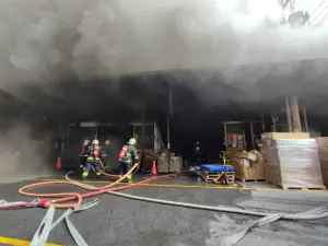 深坑連棟建築火警！地下室狂竄濃煙、火舌　大批消防員緊急灌救
