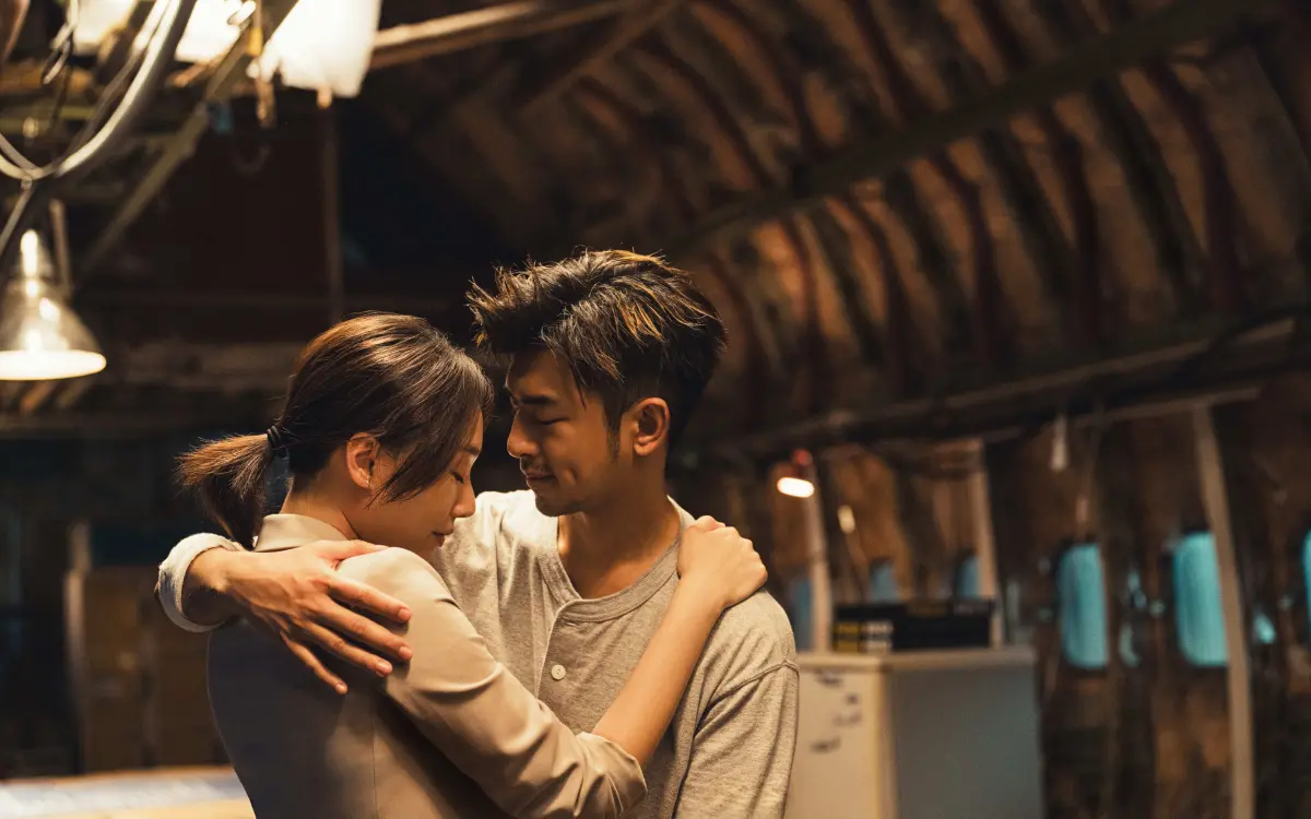 ▲陳柏霖（右）在《還錢》中霸氣狂吻蔡思韵，他自爆私下帶妹約會必看夜景和電影。（圖／甲上）