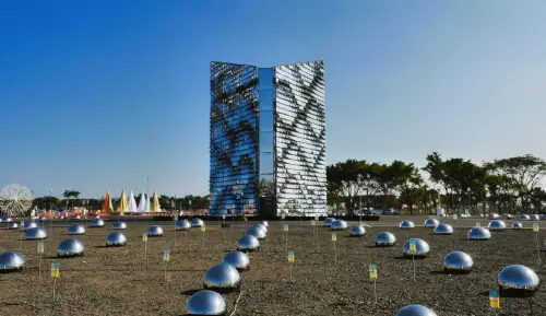 2024台灣燈會在臺南,高鐵燈區將於2月24日開展,三大展區當中「城里有光展區」的吸睛作品「∞立方」,由台積電耗資千萬贊助,試燈畫面搶先曝光。(圖/台南市政府提供) ▲三大展區中的「城里有光展區」,吸睛作品「∞立方」,由台積電耗資千萬贊助。(圖/台南市政府提供)