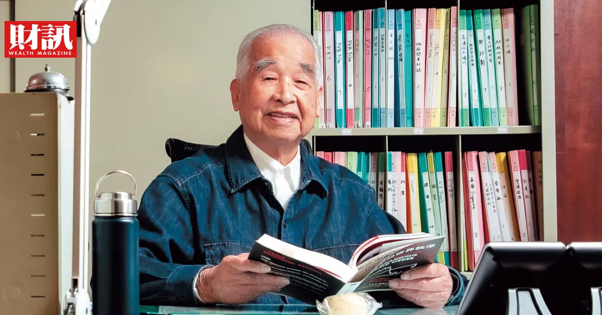 ▲長春集團總裁林書鴻創業初期的許多舊物都捨不得丟，一張辦公桌用了十幾年。 （圖／財訊雙週刊）