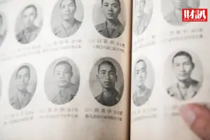 ▲林書鴻開箱書櫃有一本《陸軍總司令部台灣軍士教導團同事錄》，有他21歲當兵的相片。 （圖／財訊雙週刊）