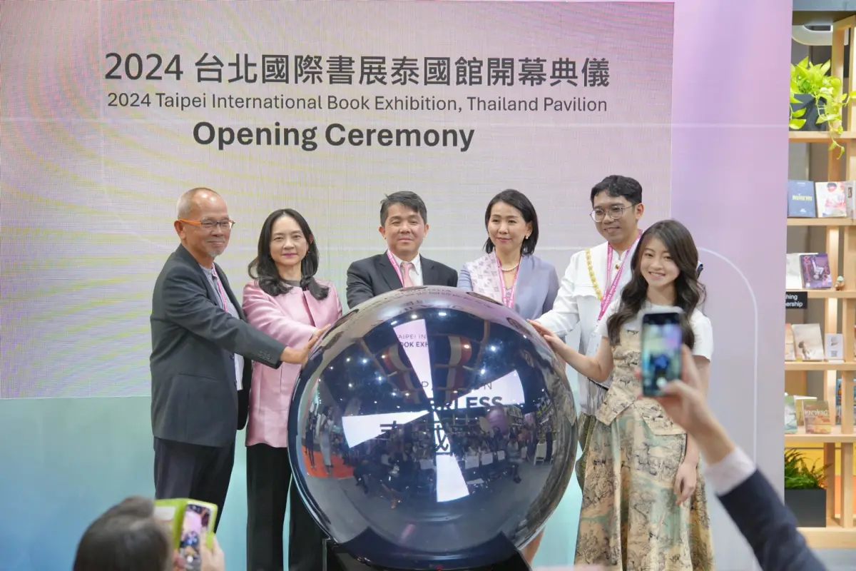 ▲2月20 日（二）台北國際書展泰國館開幕式，泰國駐台代表文那隆先生、泰國商務處處長李凱莉女士、文策院副院長張文英女士，與現場貴賓共同點亮啟動儀式。（圖／品牌提供）