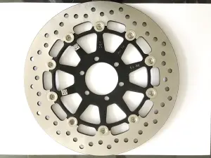 ▲中鋼公司協同開發全系列煞車碟盤的感應加熱模淬技術，所進行產製的煞車碟盤產品，以實現中鋼與客戶價值共創之理念。(圖／中鋼公司提供)