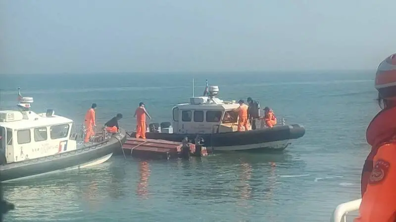 ▲一艘中國籍快艇拒檢翻覆，導致2漁民溺斃身亡。(圖／金門海巡隊提供)