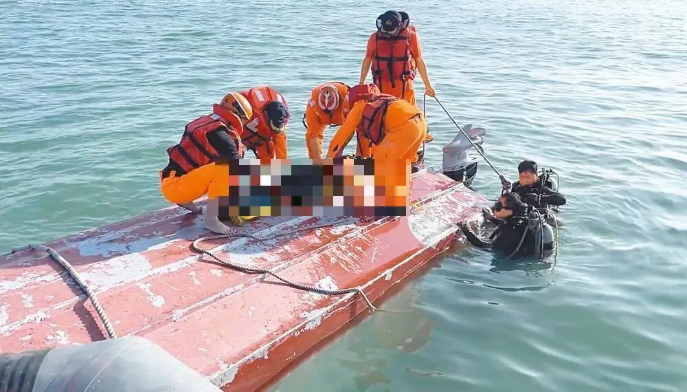 ▲中國快艇越界金門拒檢致翻覆一事，釀成2死，真相迄今仍未釐清。（圖／海巡署提供）