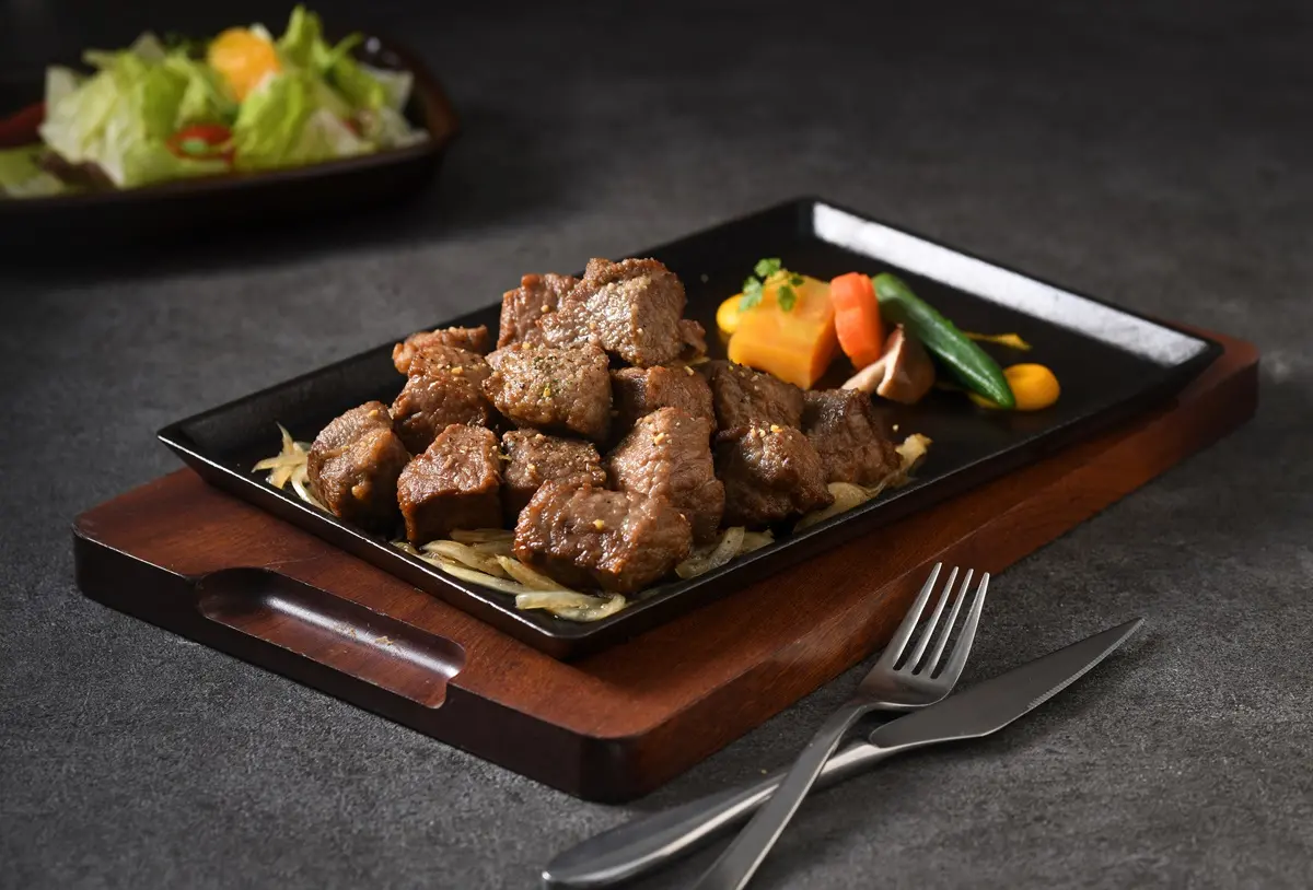 ▲年後全台鬧血荒！王品西堤牛排今年贊助2.3萬張愛心5折券，2月23日起捐血250cc爽吃「西堤牛排半價」，3大補血優惠一次看；高雄民眾捐血最多送全聯好禮券400元。（圖／王品集團提供）