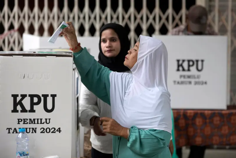 ▲印尼總統大選過後，印尼選舉委員會（KPU）稱有71名選務人員過勞死、4千多人抱病。（圖／美聯社／達志影像）