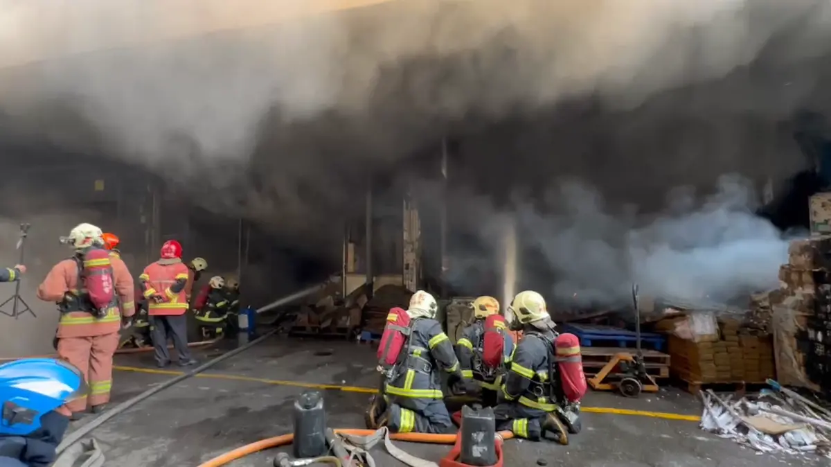 ▲深坑昨天大火，根據新北環保局監測，周圍地區在晚間粒狀汙染物濃度偏高，濃度介於50至60ug/m3，空品持續改善中，民眾外出務必戴口罩，也避免長時間逗留。（圖／翻攝畫面）