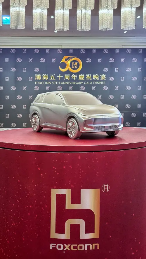 ▲鴻海50周年慶祝晚宴現場展出電動車Model E與Model B，鴻海也以專精的製造技術，製作Model C與Model E電動車模型，並讓賓客擁有帶回家。（圖／鴻海提供）