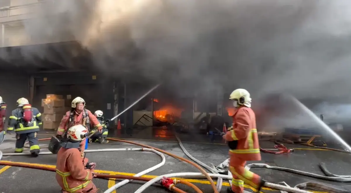 ▲深坑大火釀惡臭，不少人紛紛上網曝光慘況，有人氣喊「整個房間跟火災現場的味道一樣」、也有民眾「聞到氣喘發作，結果去耕莘掛急診」。（圖／翻攝畫面）