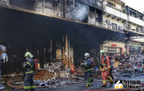 ▲新北深坑某連棟式倉儲20日發生火警。(圖/記者葉志明攝2023.02.21) ▲新北深坑某連棟式倉儲20日發生火警。(圖/記者葉志明攝2023.02.21)