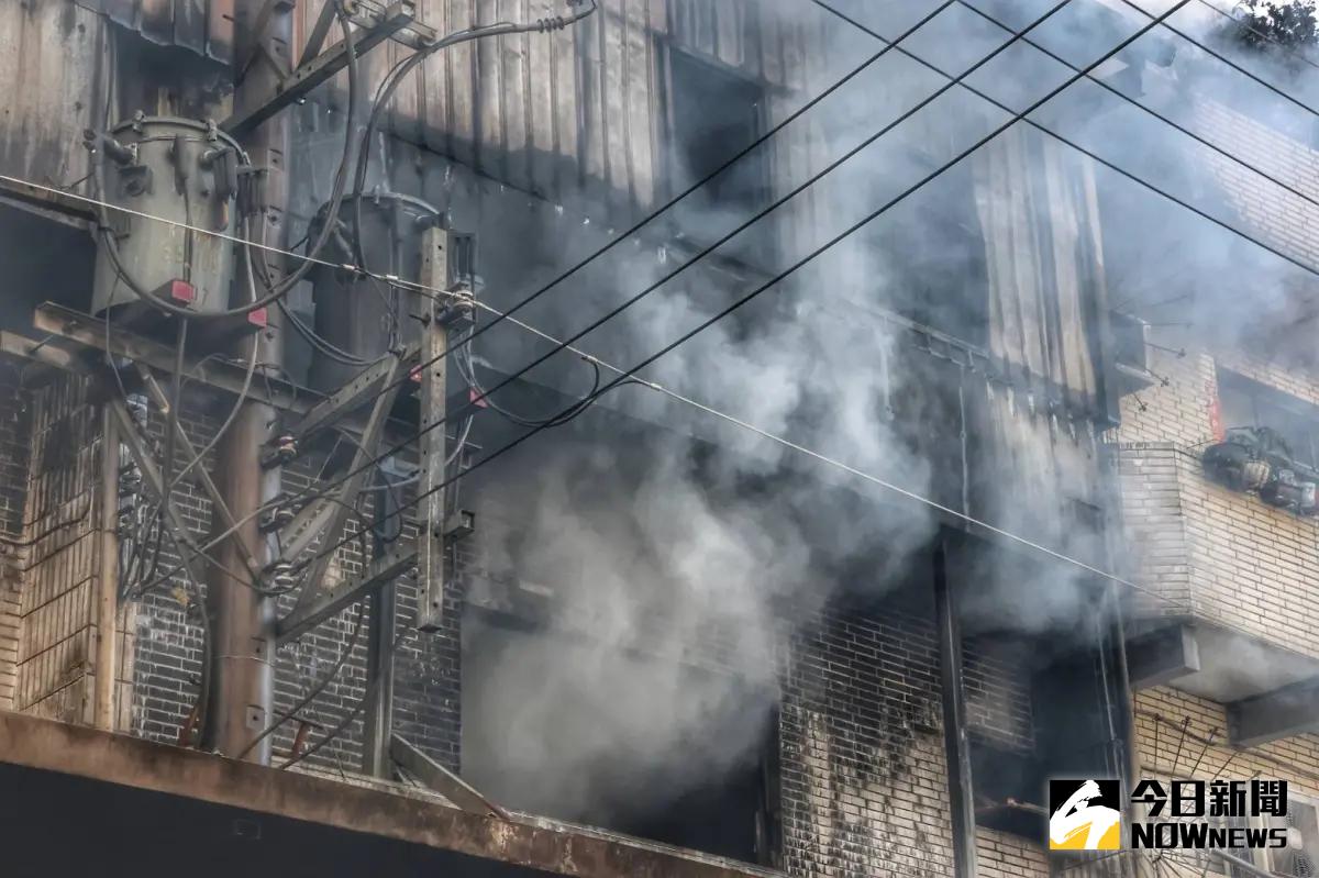 ▲深坑火災產生大量濃煙，惡臭味蔓延至雙北，甚至可能危害到空氣品質。（圖／記者葉政勳攝）