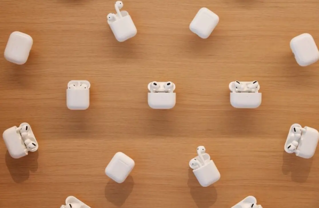 ▲蘋果秋季發表會預計將於9月登場，除了iPhone 16新機即將亮相之外，根據《彭博社》爆料，下個月也將發布2款全新的AirPods 4。（圖／擷取自Bloomberg）