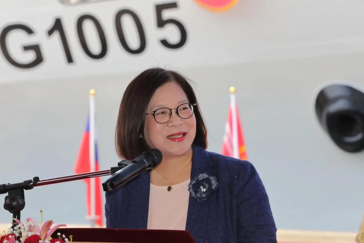 ▲海洋委員會主委管碧玲被問是否冷血時，反摸記者臉頰。（圖／翻攝管碧玲臉書）