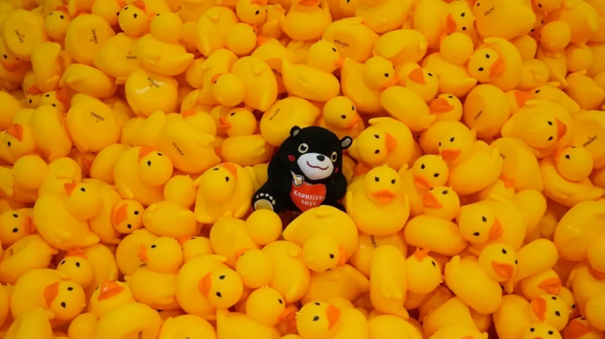 ▲元宵節當天下午1.5萬隻小鴨將在大港橋競速漂流。（圖／高市府青年局提供）