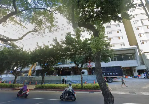▲台北市中山北路上國賓飯店原址改建的「國賓皇琚」建案，近2月出現3筆交易，總價2.2至2.8億元。（圖／翻攝Google Map）