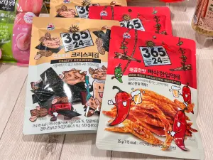 ▲韓國SAJO花生醬脆皮海苔片109元，買2送1平均73元。明太魚辣味條159元，買2送1平均106元。（圖／業者提供）