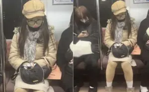 ▲日本地鐵出現怪人，打扮成「金童玉女」的樣子乘車，且疑似還會看鏡頭。（圖／翻攝自推特）