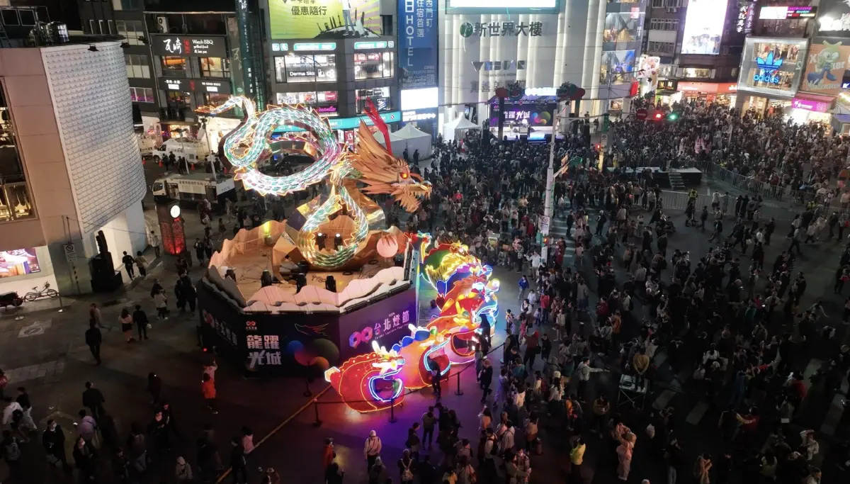 ▲2024台北燈節目前已吸引300萬人次，而主燈「城現光龍」此次全面揭秘，包含由藝術家杜清祥設計外形，而音樂原來是蘇打綠的吉他手劉家凱操刀。（圖／台北市觀傳局提供）