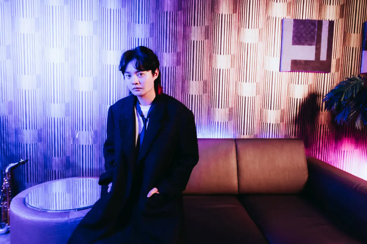 ▲許富凱從森林系歌手，轉變成「林森系」歌手，就連新歌MV都是在摩鐵取景。（圖／何樂音樂提供）