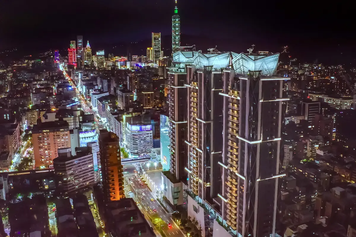 ▲台達電為台北新地標「Diamond Towers 台北之星」提供一站式的節能照明解決方案與電動車充解決方案。（圖／台達電提供）