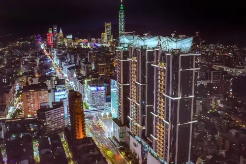 ▲台達電為台北新地標「Diamond Towers 台北之星」提供一站式的節能照明解決方案與電動車充解決方案。(圖/台達電提供) ▲台達電為台北新地標「Diamond Towers 台北之星」提供一站式的節能照明解決方案與電動車充解決方案。(圖/台達電提供)