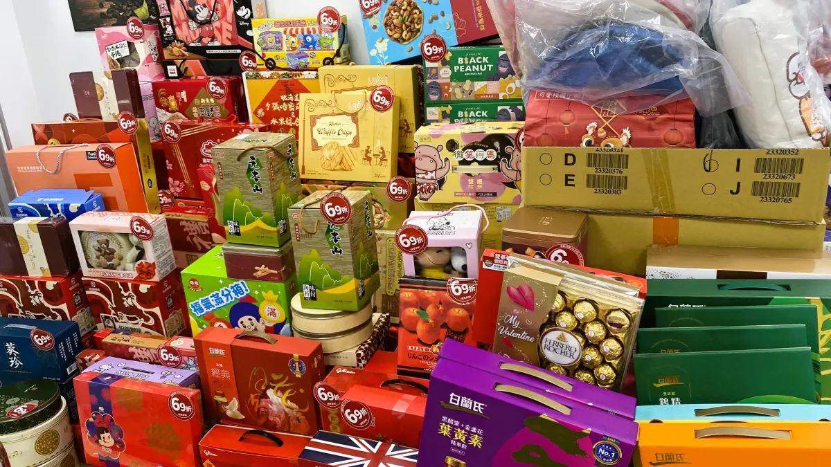 ▲元宵節前夕超商禮盒最終跳水！全家便利商店還來不及撕下6.9折貼紙，近 60款禮盒再降至5折，7-11也有紅帽子禮盒買一送一。（圖／記者黃韻文攝）