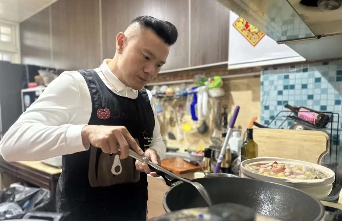 ▲江和樹廚藝不錯，經常在直播中教大家如何做菜。（圖／翻攝江和樹臉書，2024.02.21）