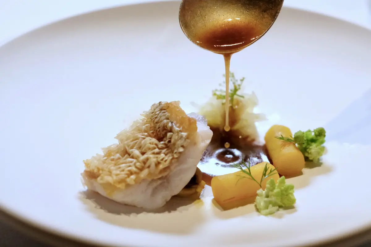 ▲台北亞都麗緻飯店內的「巴黎廳1930 x高山英紀」迎來新料理長緒方 雲，由主廚高山英紀欽點，新菜色相當有趣，這道菜色「季節鮮魚‧馬賽醬汁」將湯汁變成醬汁，滋味更濃醇。（圖／記者葉盛耀攝）