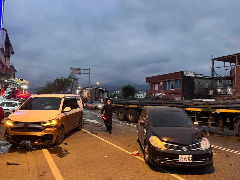 宜蘭冬山嚴重車禍！拖板車+10汽車追撞、零件噴飛　慘釀16人受傷
