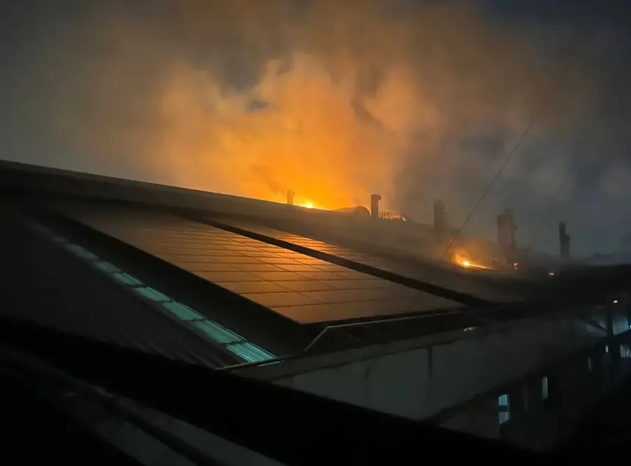 ▲位在桃園市楊梅區新榮路的力鵬楊梅廠，昨（21）日晚間7時許發生火警，經環保局經量測下風處揮發性有機物為1.6 ppm，楊梅、新竹縣湖口鄉恐受影響。（圖／翻攝畫面）