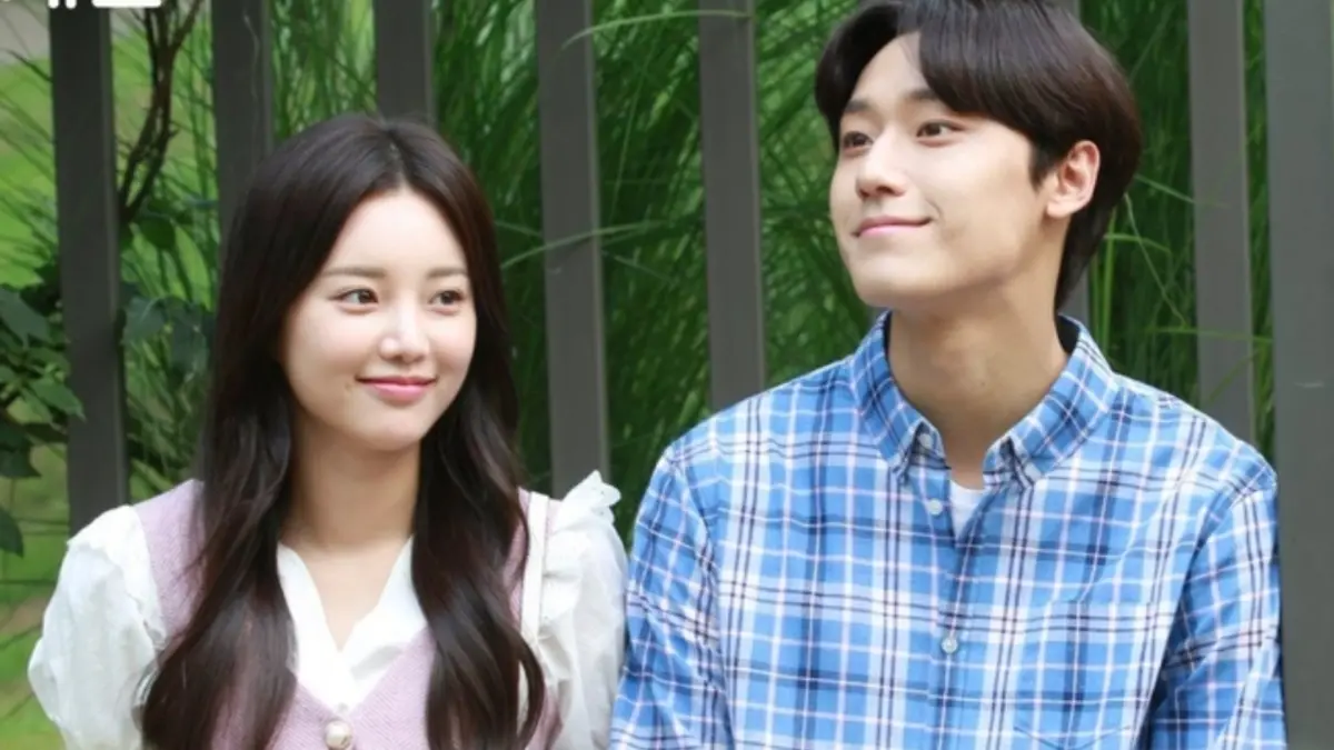 ▲盧正義（左）為力挺好友李到晛的電影《破墓》特地出席試映會，帶大家重回戲劇《回到18歲》的橋段，嗨喊：「爸爸我要看兩遍！」（圖／翻攝IG）