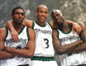 ▲Joe Smith、Stephon Marbury、 Kevin Garnett三人都是灰狼隊重要成員。(圖/美聯社/達志影像) ▲Joe Smith、Stephon Marbury、 Kevin Garnett三人都是灰狼隊重要成員。(圖/美聯社/達志影像)