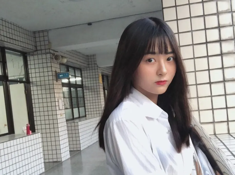 ▲被譽為是實況界怪物新人的輔大正妹「余家儀」，今年1月才正式加入Twitch開台當實況主，結果首播就有7000人在線觀看。（圖/余家儀IG）