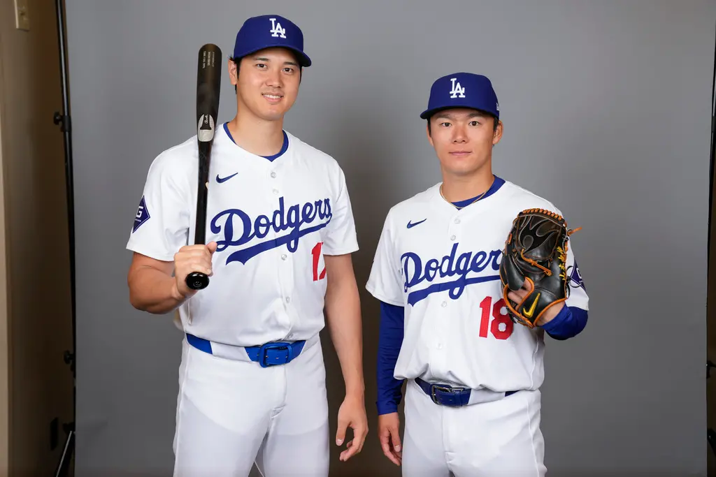 ▲大谷翔平（左）拍攝道奇隊宣傳照，超透明大聯盟新球褲引發熱議。（圖／美聯社／達志影像）