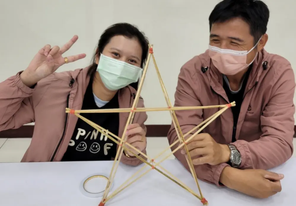 ▲先行架構越南傳統燈籠的骨幹，在藉由夫妻協力張貼玻璃紙，讓其色彩繽紛。（圖／移民署提供）