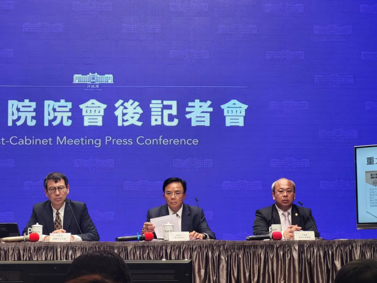 ▲行政院會今通過「全國性公民投票不在籍投票法」草案，中選會副主委陳朝建（右）出席。（圖／記者陳佩君攝，2023.02.22）