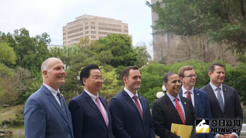 ▲美國聯邦眾議院「美中戰略競爭特別委員會」主席蓋拉格(Mike Gallagher)等5位跨黨派美國議員團抵台,於外交部舉行媒體見面會。(圖/記者呂炯昌攝,2024.02.22)