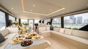 ▲高雄承億酒店全新私家遊艇獨特的環景窗設計可在船艙內眺望360°海景。（圖／高雄承億酒店提供）