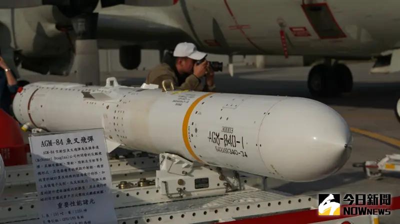 ▲空軍P-3C反潛機掛載的空射型魚叉反艦飛彈。(圖/記者呂炯昌攝)