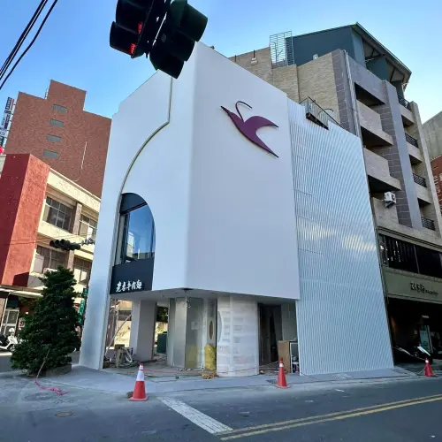 ▲老唐牛肉麵圖牆壁上有一隻燕子裝飾,為了紀念老唐「唐海燕」。(圖/翻攝台南式Tainan Style) ▲老唐牛肉麵圖牆壁上有一隻燕子裝飾,為了紀念老唐「唐海燕」。(圖/翻攝台南式Tainan Style)